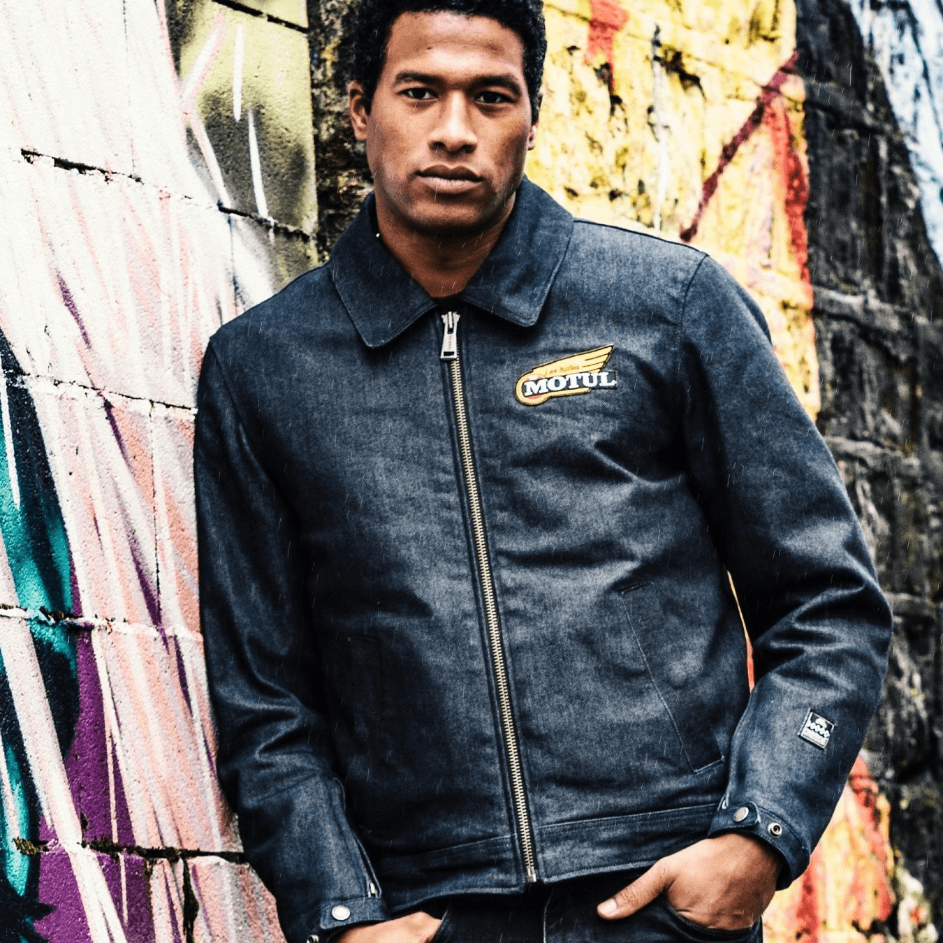 207831 Boasting a straight cut, a shirt collar, and raglan pockets, this jacket finds its match in its bomber-style counterpart.